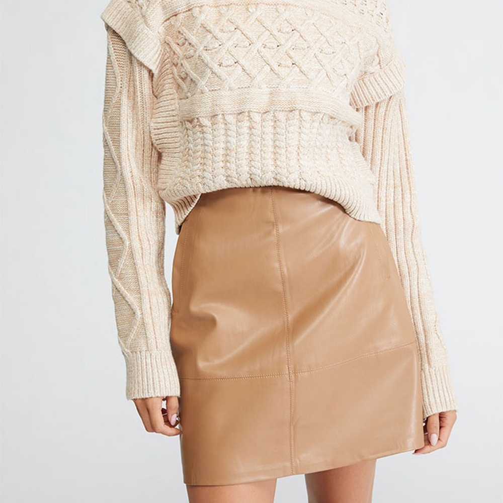 NWT Valet Mini Skirt in Tan
MINKPINK sz L